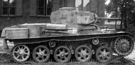 Stridsvagn m/40, with a three-digit turret number